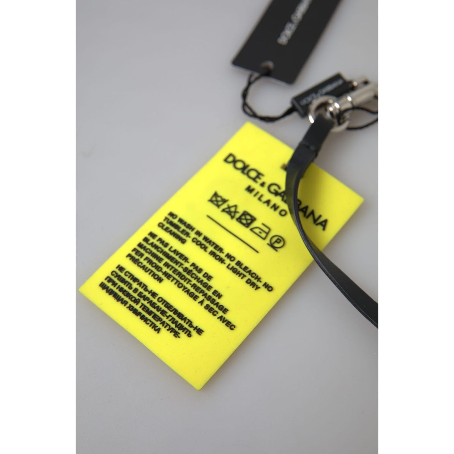 带徽标五金件的时尚黄色钥匙扣