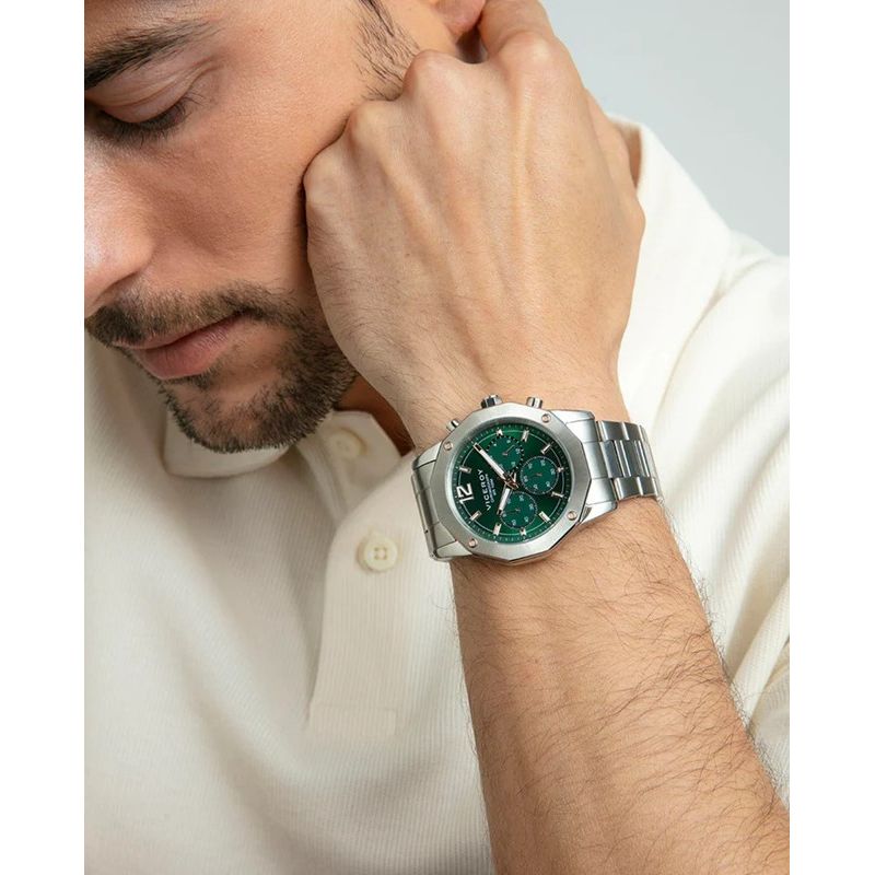 Gent wearing VICEROY Mod. 401447-65 quartz watch, 42mm case, 10 ATM water resistance, with mineral dial and calendar function.