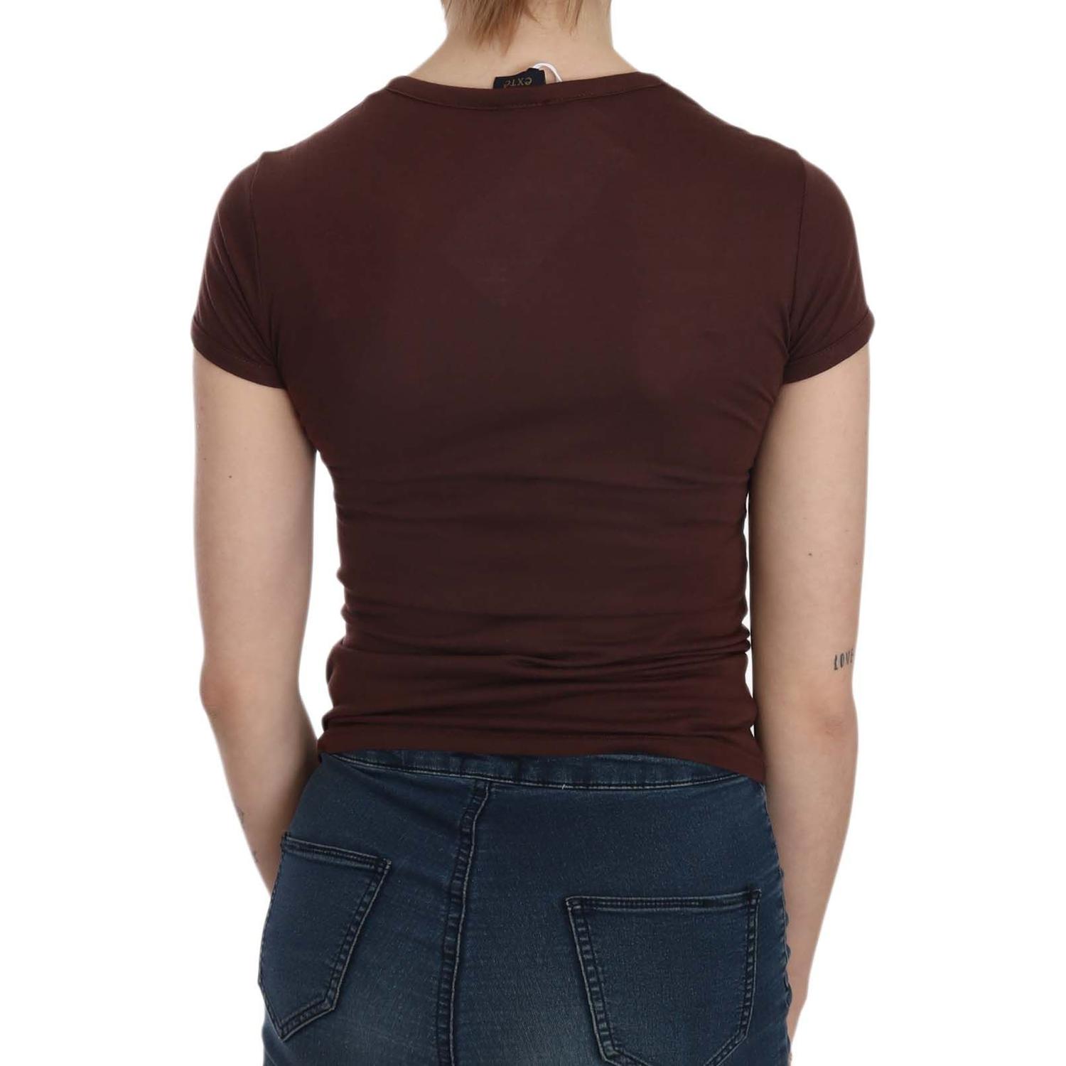 بلوزة إكستي شيك ذات رقبة دائرية وطبعة قلوب بنية اللون