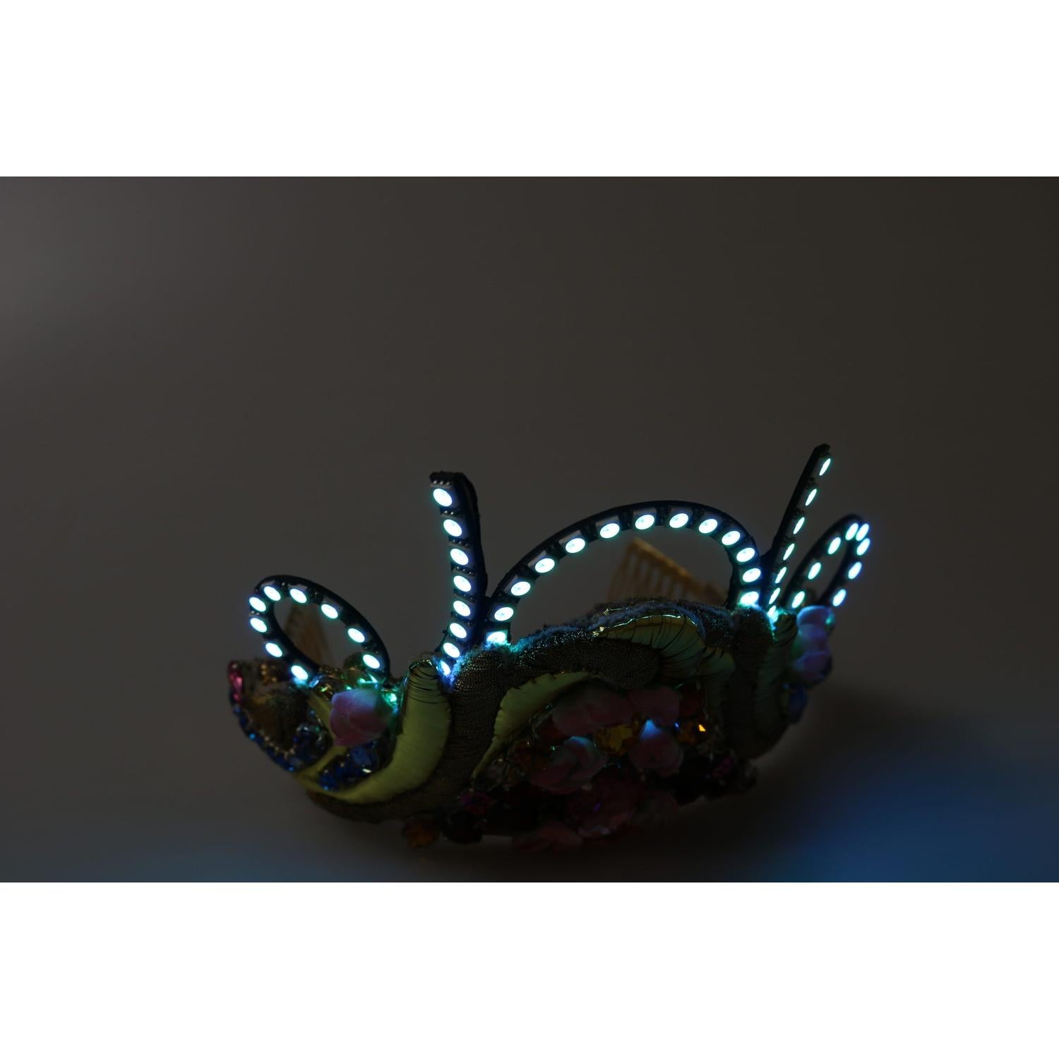 تاج كريستالي مذهل من دولتشي آند غابانا - ذهبي متعدد الألوان