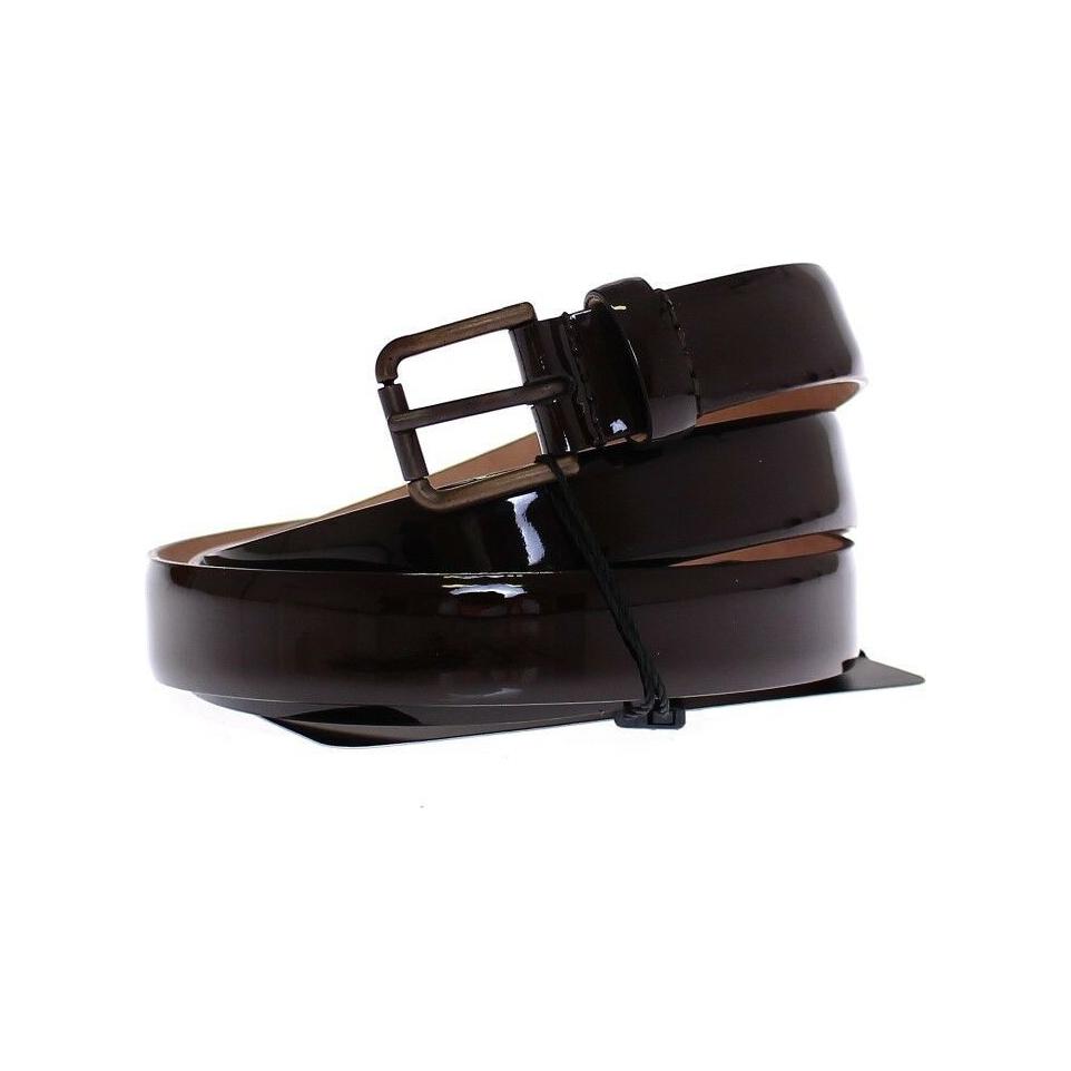 优雅的皮革配饰，彰显精致风格