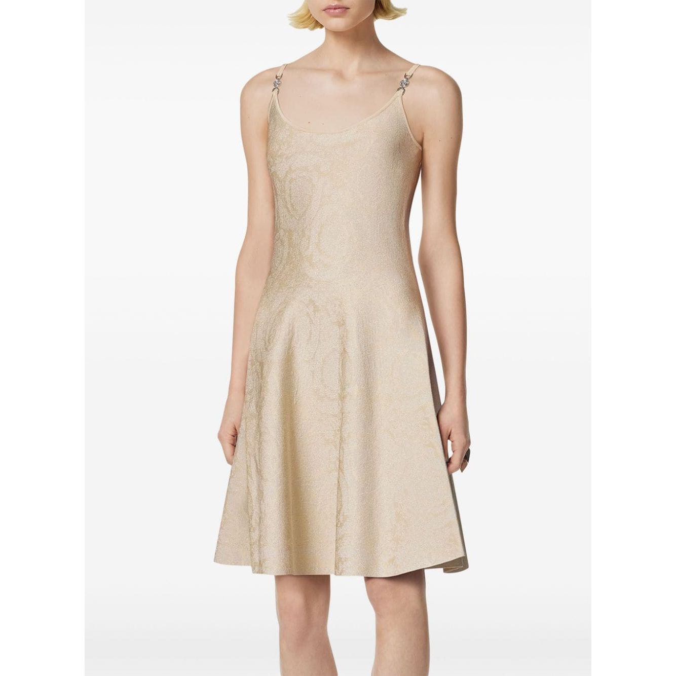 فساتين فيرساتشي باللون البيج