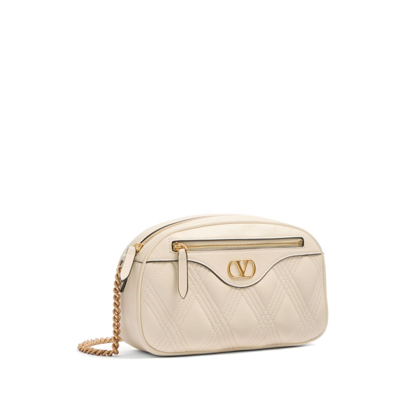 Front view with bag zipped and handles upright.