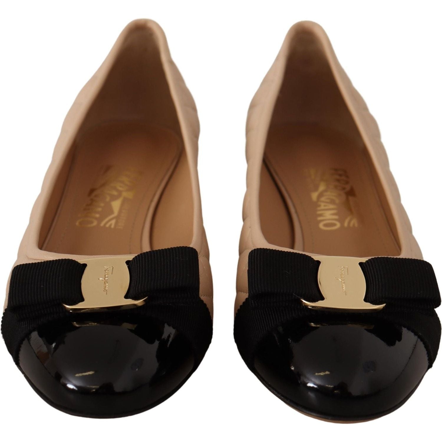 حذاء بكعب عالٍ أنيق من الجلد المبطن من Salvatore Ferragamo باللونين البيج والأسود