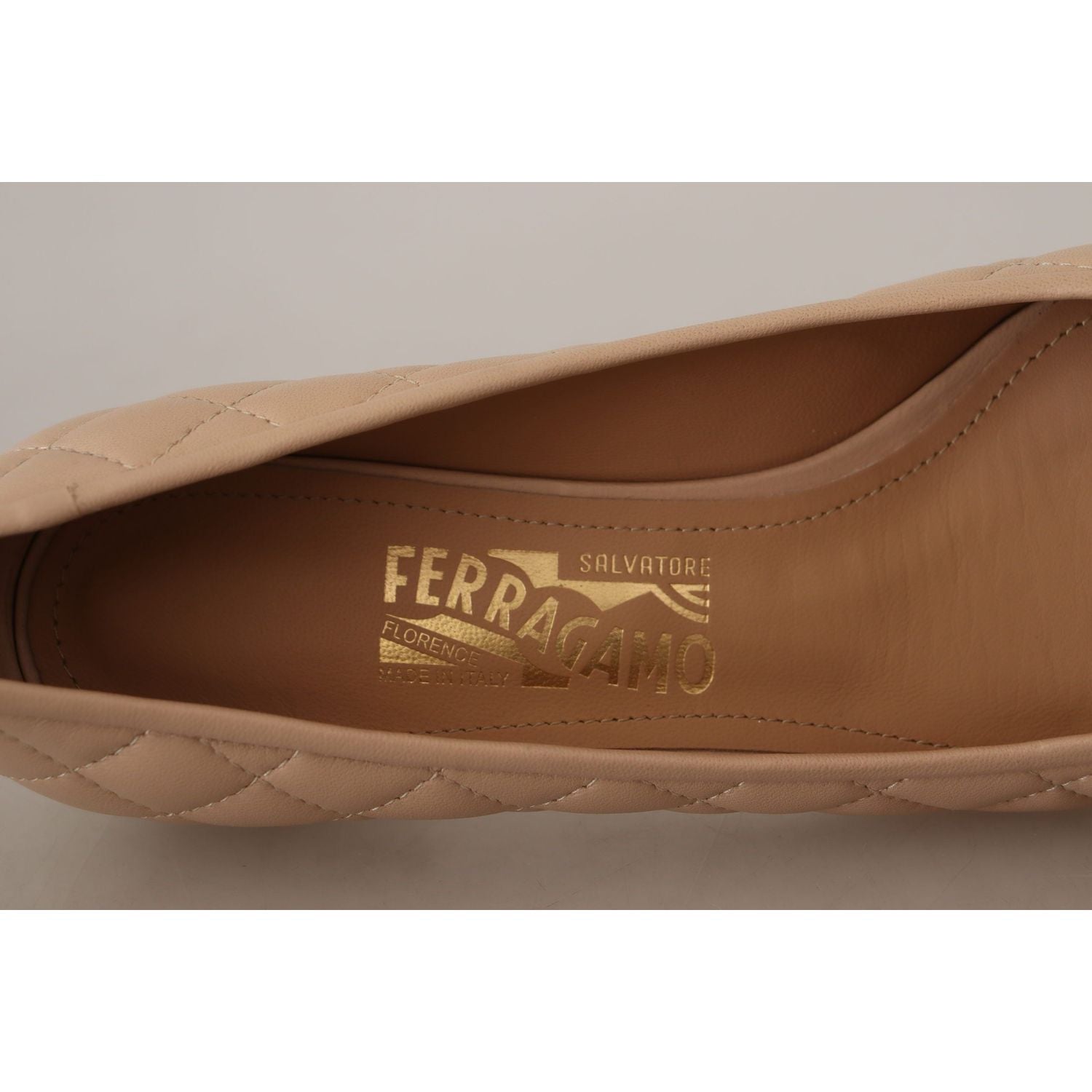 حذاء بكعب عالٍ أنيق من الجلد المبطن من Salvatore Ferragamo باللونين البيج والأسود