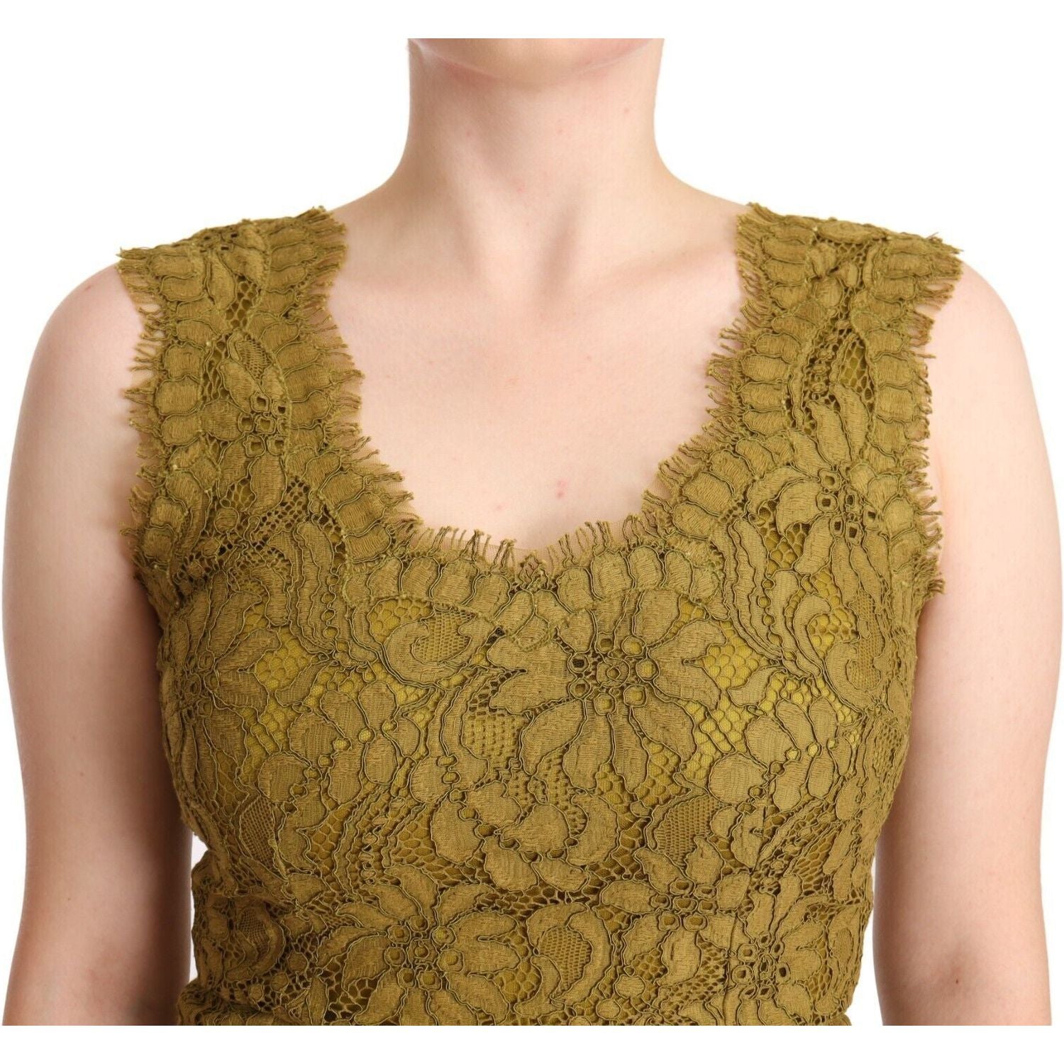 فستان دولتشي آند غابانا الأنيق من الدانتيل بطول الأرض بدون أكمام