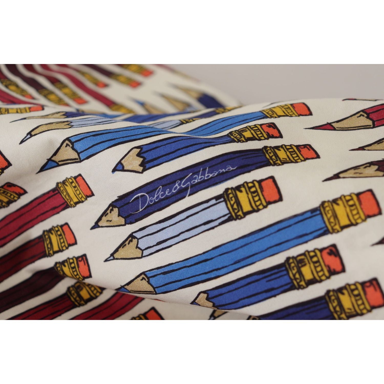 بلوزة دولتشي آند غابانا أنيقة باللون الأبيض بأكمام قصيرة وطبعة قلم رصاص