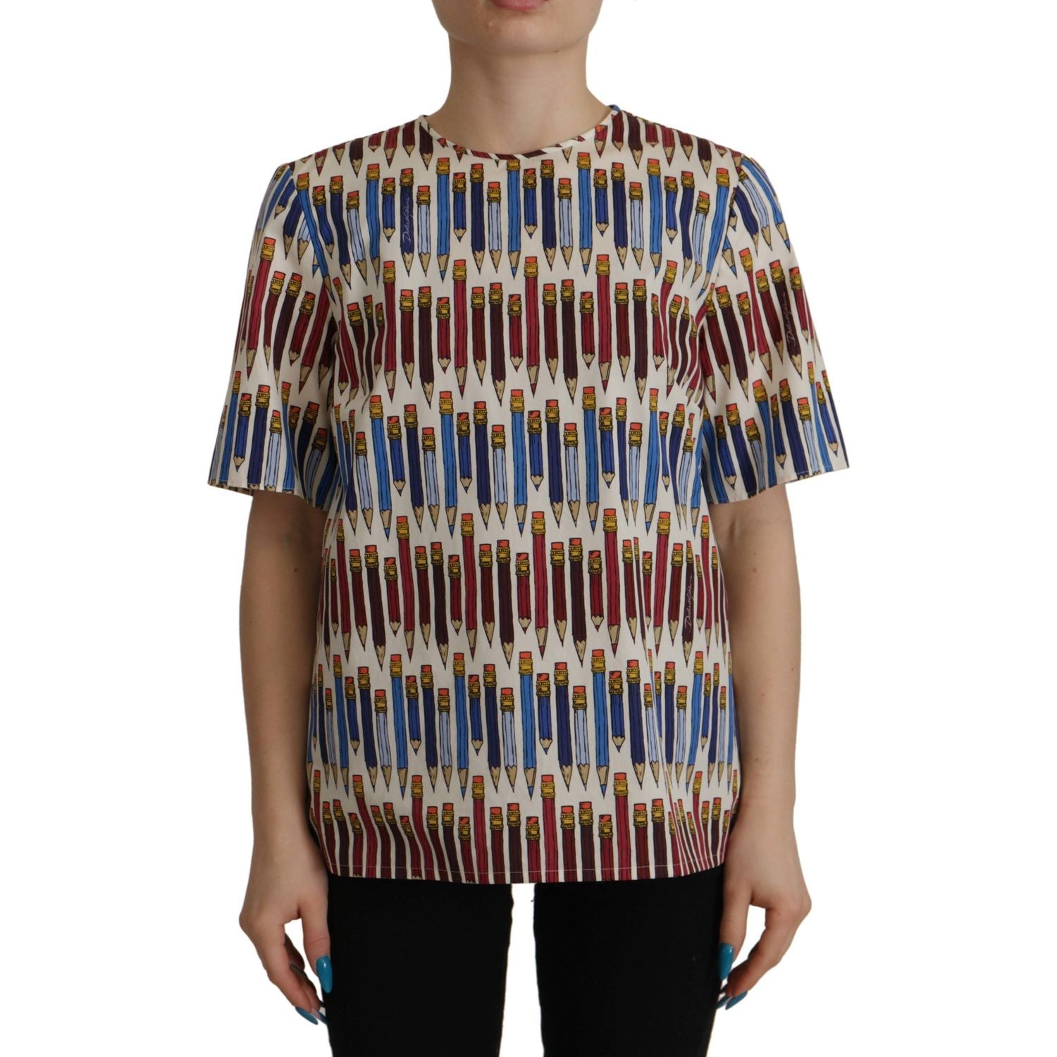 بلوزة دولتشي آند غابانا أنيقة باللون الأبيض بأكمام قصيرة وطبعة قلم رصاص