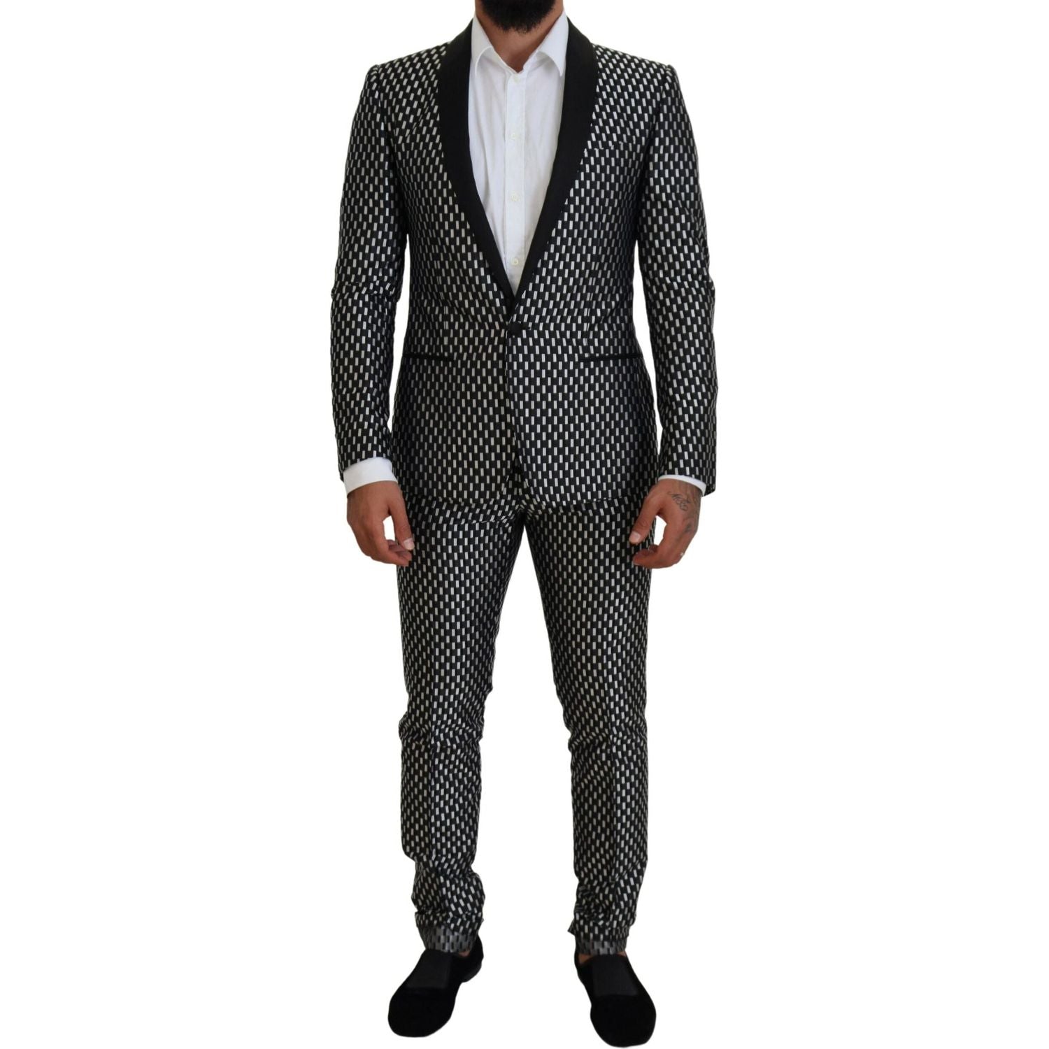 بدلة دولتشي آند غابانا الأنيقة المصنوعة من الحرير الأسود بقصّة Slim Fit