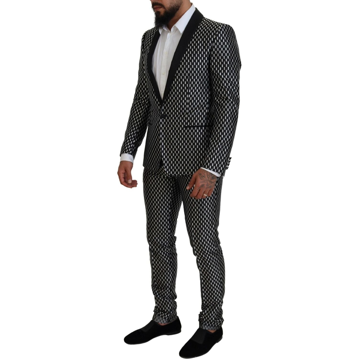 بدلة دولتشي آند غابانا الأنيقة المصنوعة من الحرير الأسود بقصّة Slim Fit