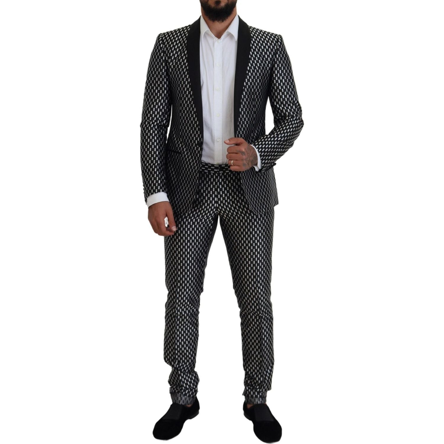بدلة دولتشي آند غابانا الأنيقة المصنوعة من الحرير الأسود بقصّة Slim Fit
