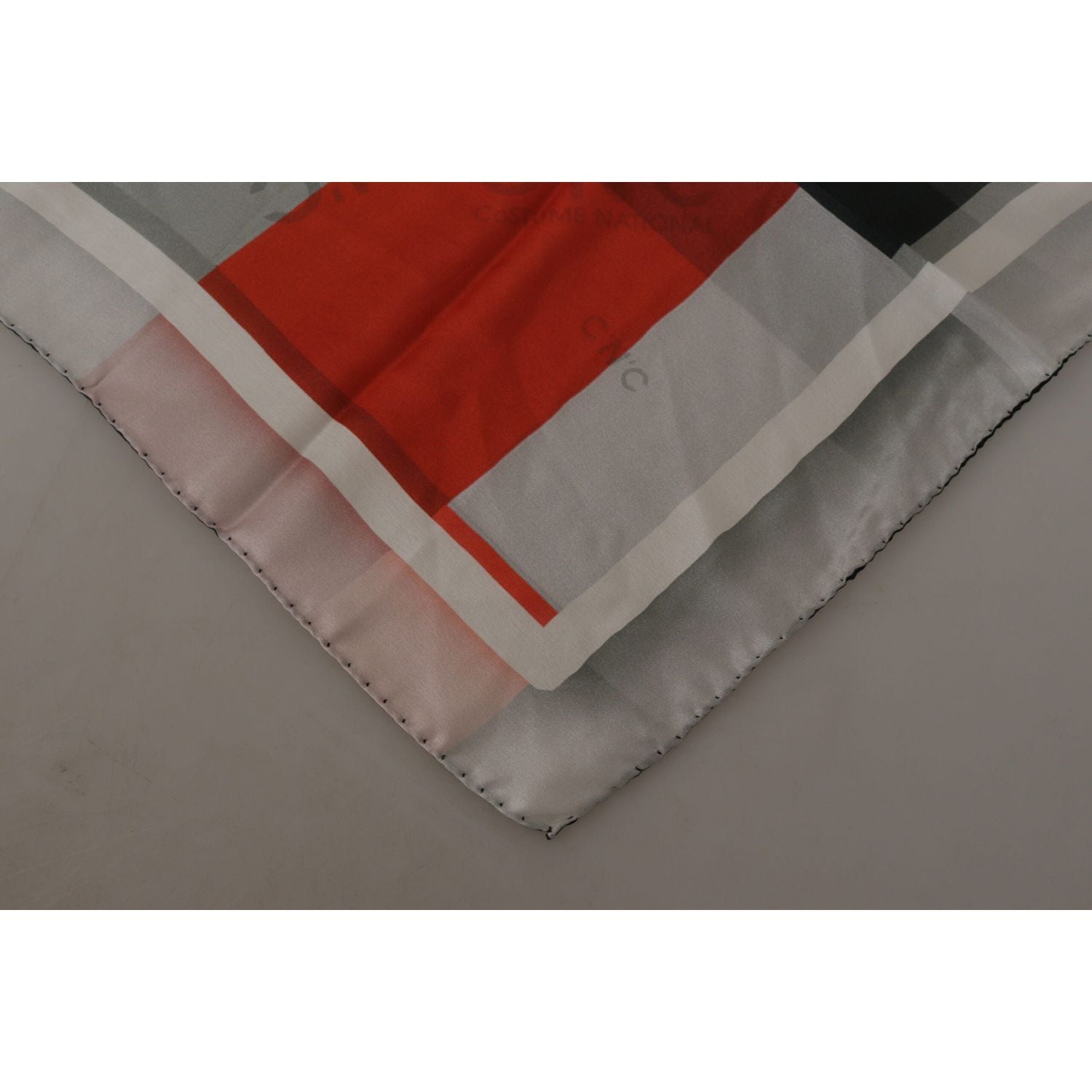 وشاح حريري أنيق من الزي الوطني باللون الرمادي والأحمر