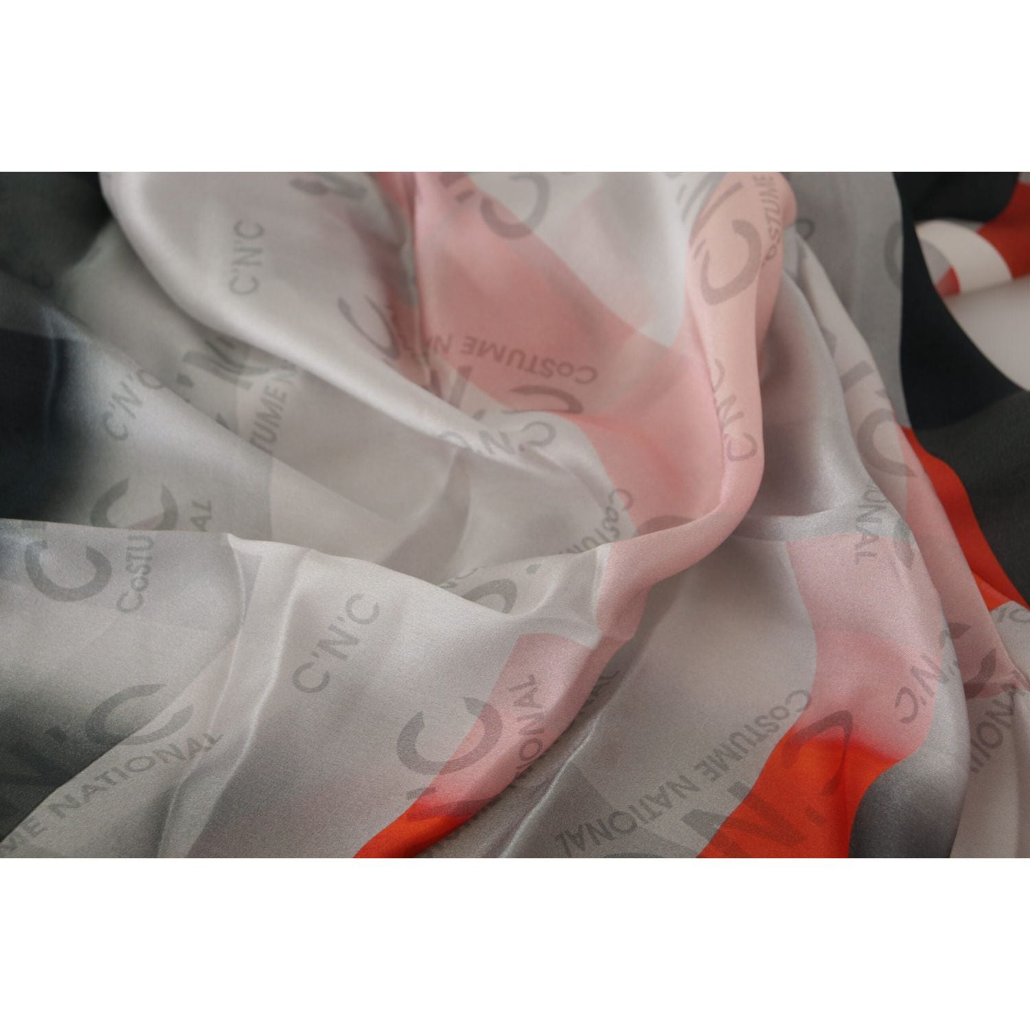 وشاح حريري أنيق من الزي الوطني باللون الرمادي والأحمر