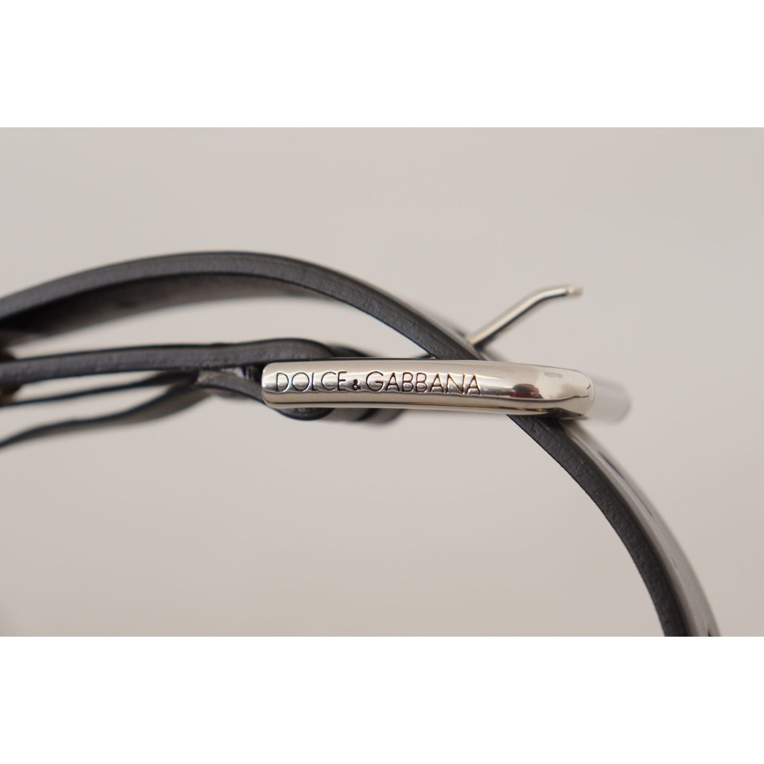 حزام دولتشي آند غابانا الأنيق المصنوع من الجلد الأسود مع مشبك محفور