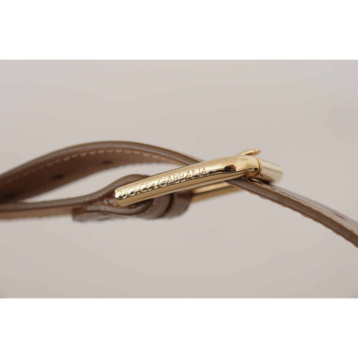 优雅青铜色皮带，配徽标扣