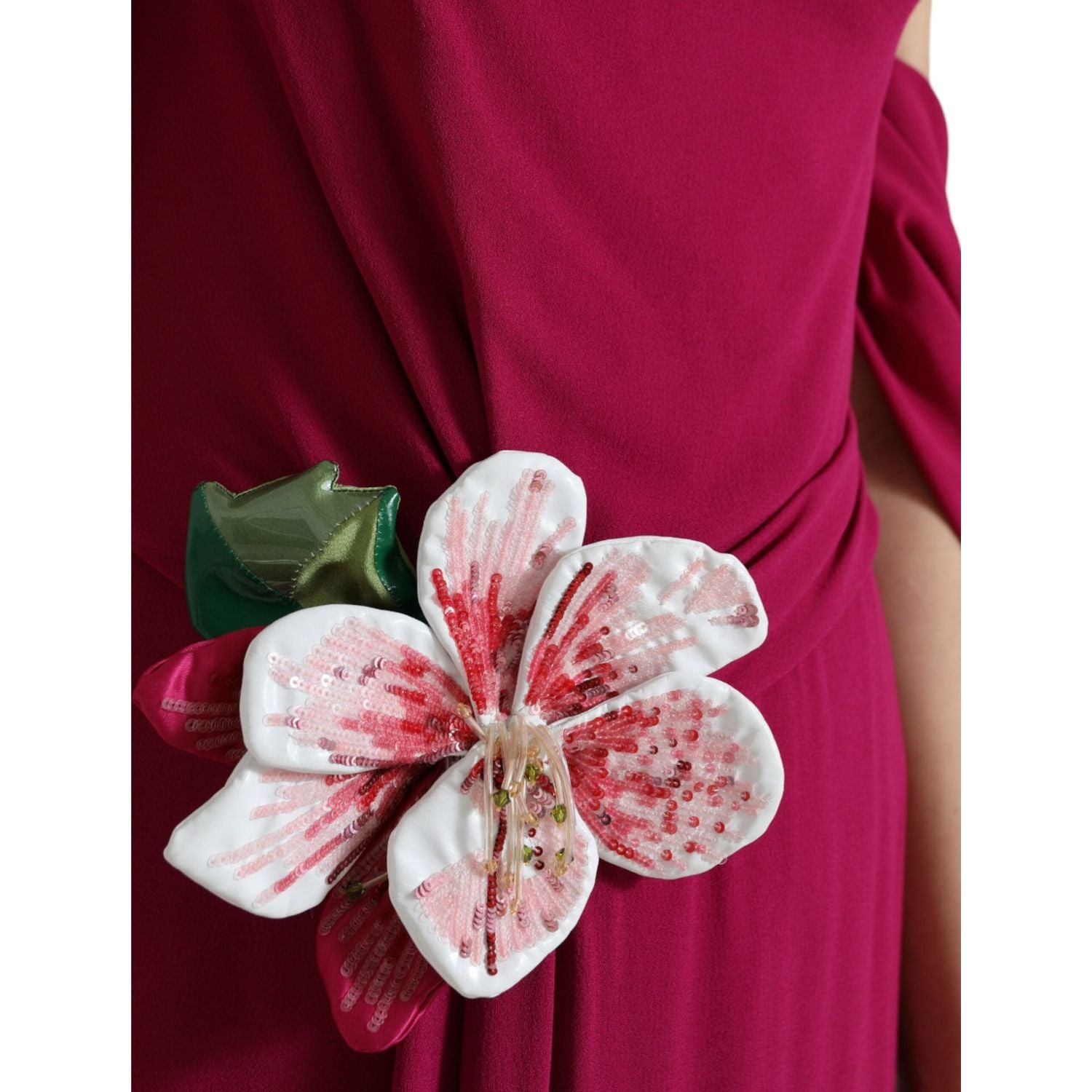 فستان دولتشي آند غابانا الأنيق من الحرير باللون الأرجواني متوسط ​​الطول