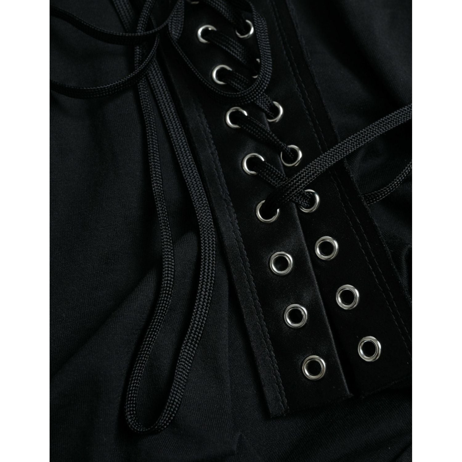 بلوزة دولتشي آند غابانا الأنيقة ذات الرقبة المستديرة باللون الأسود