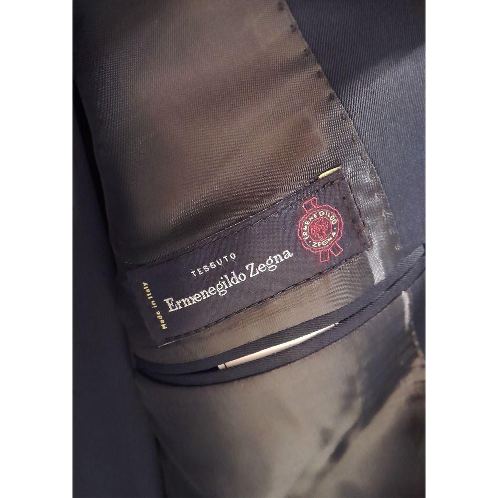 بدلة رجالية أنيقة من الصوف مصنوعة في إيطاليا باللون الأزرق الكلاسيكي