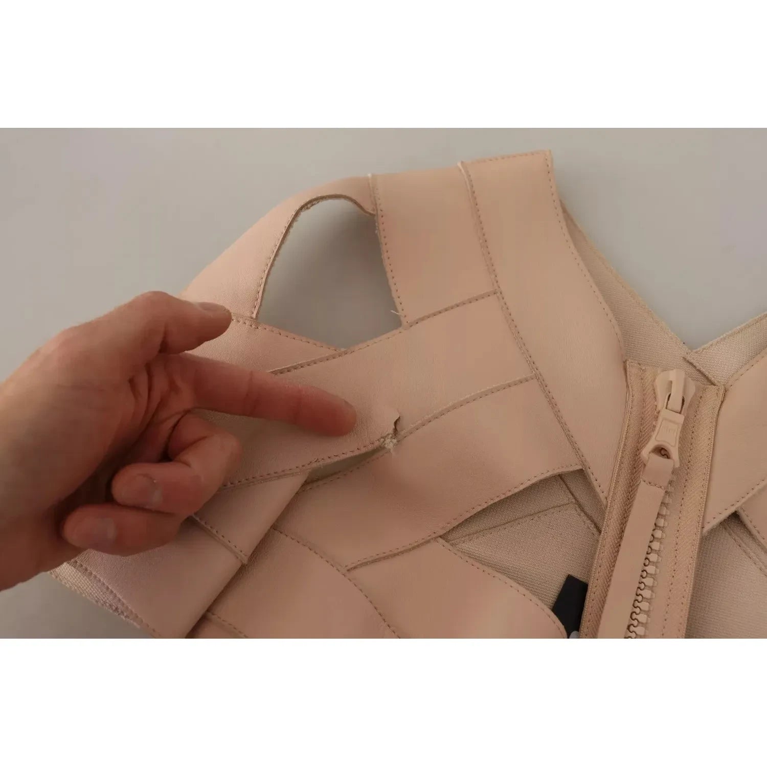 米色皮革露肩直筒迷你连衣裙