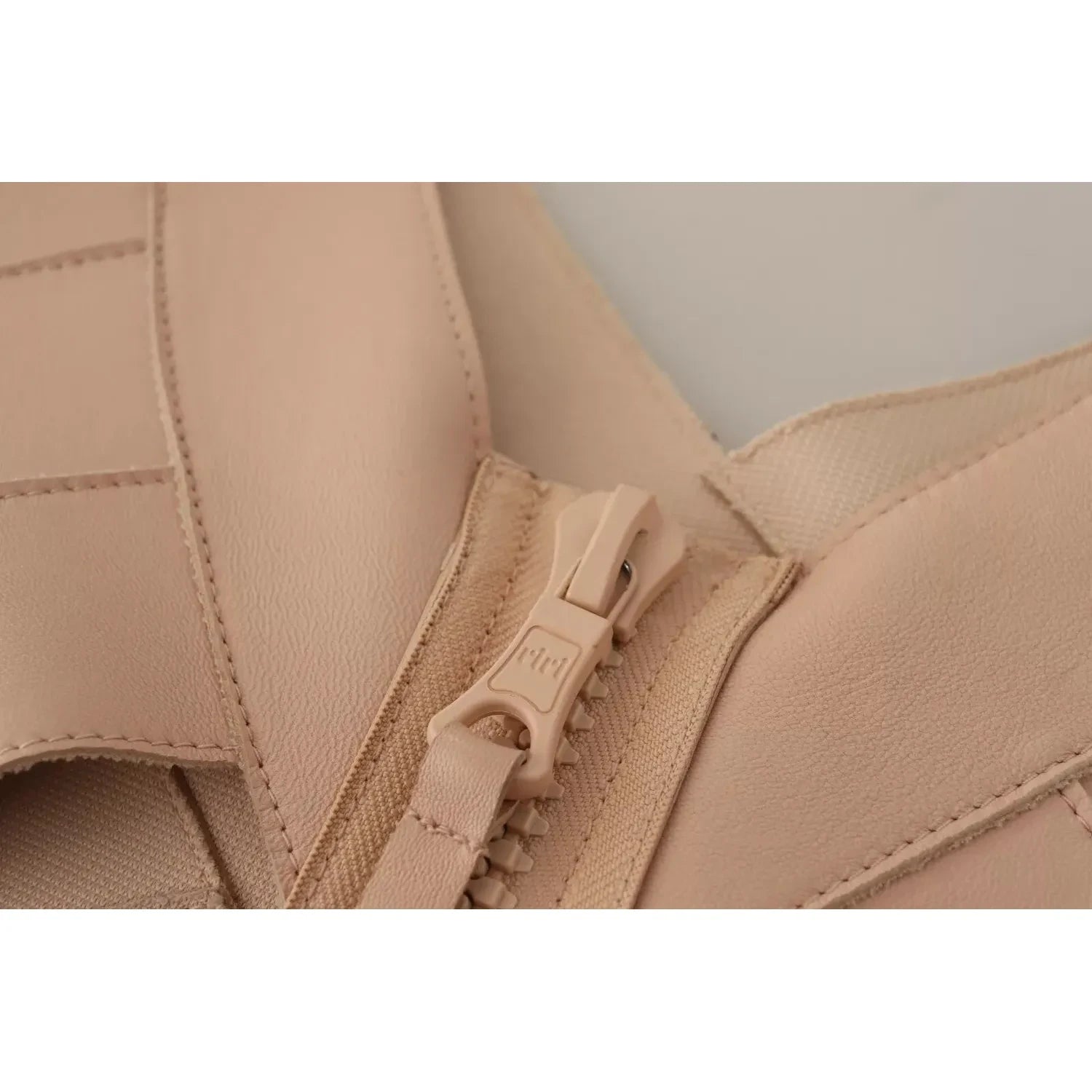 米色皮革露肩直筒迷你连衣裙