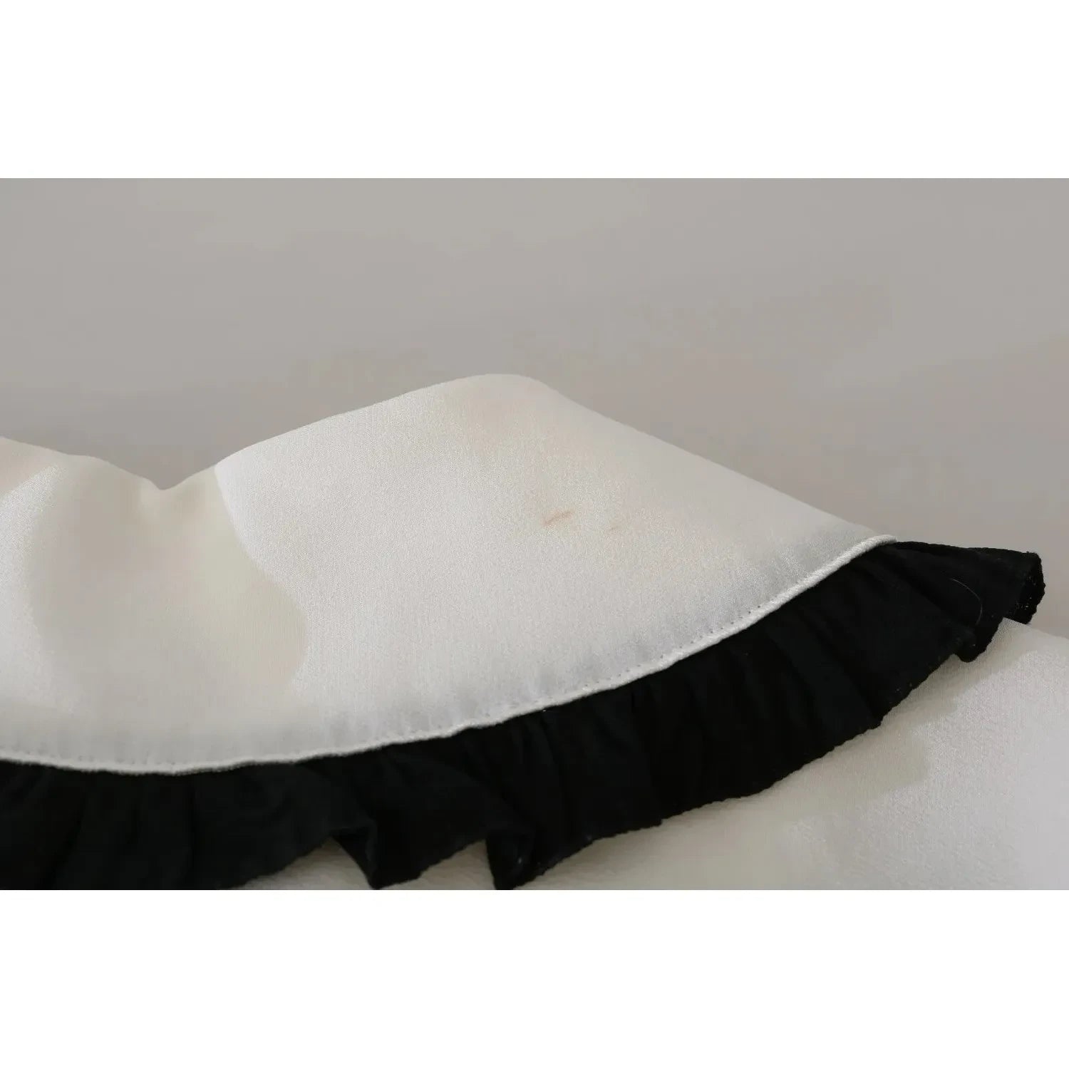 قميص حرير أبيض من دولتشي آند غابانا مع بلوزة بياقة دائرية وكشكشة