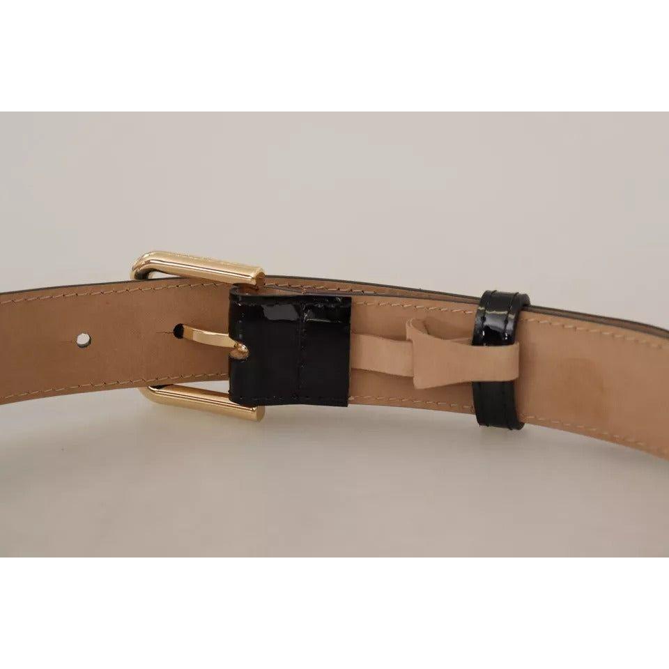 حزام دولتشي آند غابانا من الجلد الأسود مع مشبك معدني ذهبي محفور عليه شعار