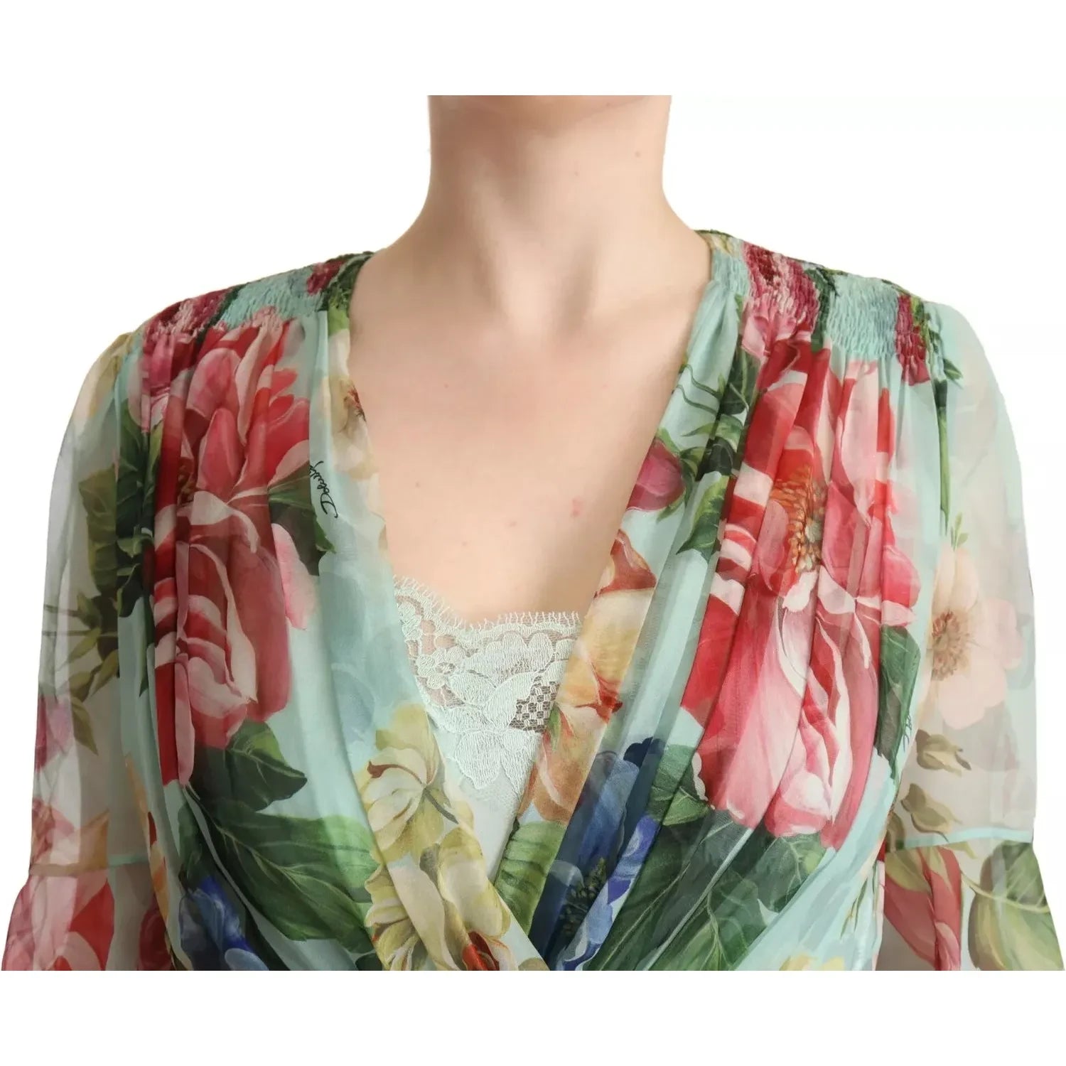 فستان دولتشي آند غابانا الأخضر المزهر بأكمام طويلة ورقبة على شكل حرف V