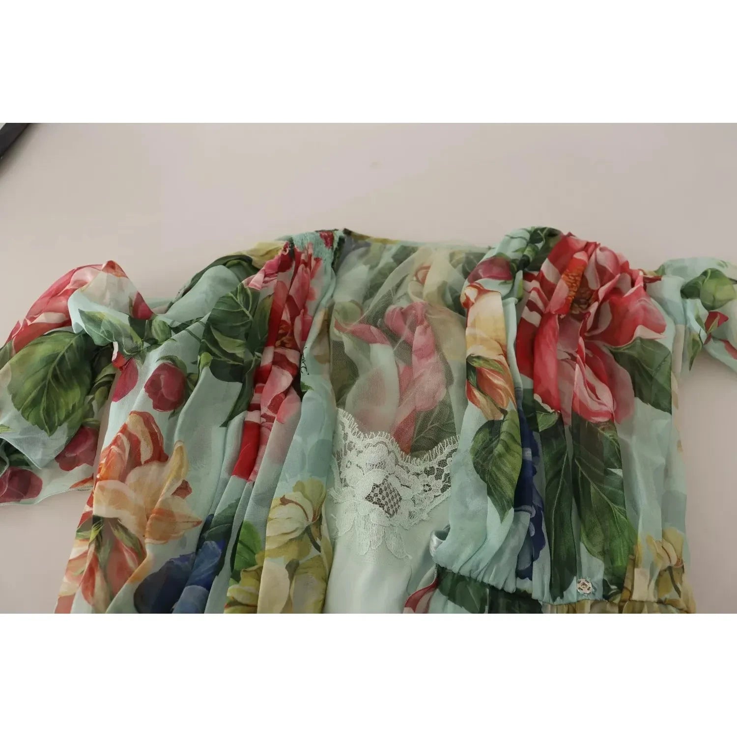 فستان دولتشي آند غابانا الأخضر المزهر بأكمام طويلة ورقبة على شكل حرف V