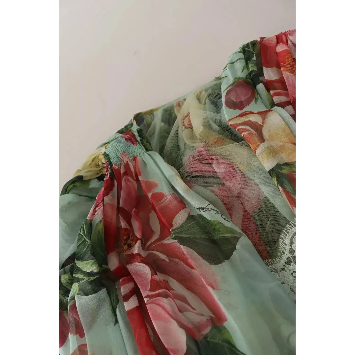 فستان دولتشي آند غابانا الأخضر المزهر بأكمام طويلة ورقبة على شكل حرف V