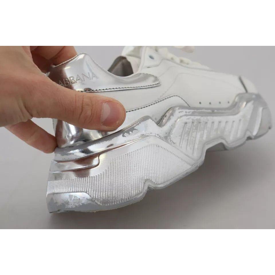 حذاء رياضي نسائي من دولتشي آند غابانا دايماستر باللون الأبيض والفضي من الجلد