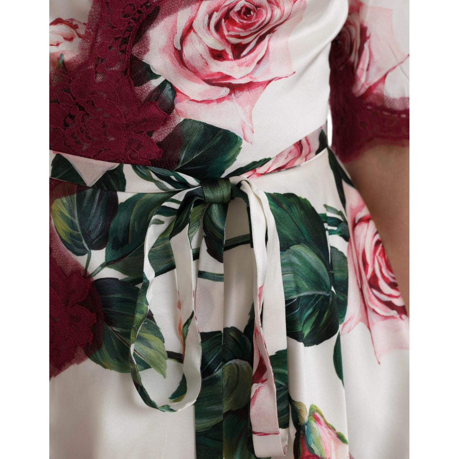 بلوزة دولتشي آند غابانا من الحرير والدانتيل باللون الأبيض بأكمام قصيرة