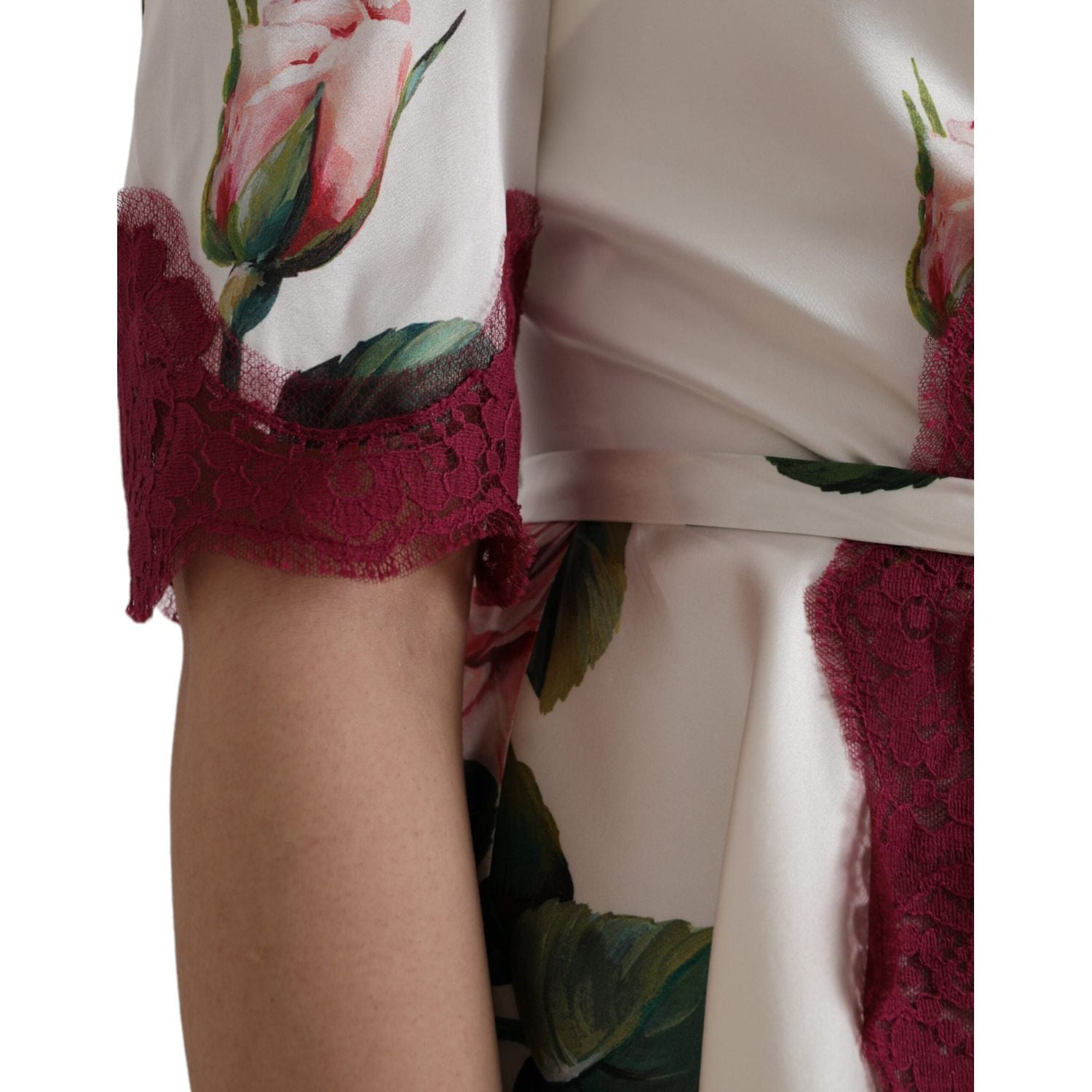 بلوزة دولتشي آند غابانا من الحرير والدانتيل باللون الأبيض بأكمام قصيرة