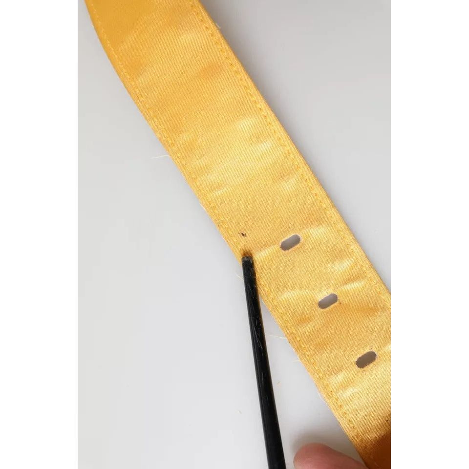 حزام دولتشي آند غابانا الذهبي المصنوع من الجلد الساتان بمشبك معدني بيضاوي