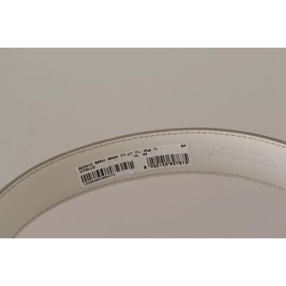 حزام دولتشي آند غابانا المصنوع من الجلد الأبيض والمزين بشعار ذهبي ومشبك معدني