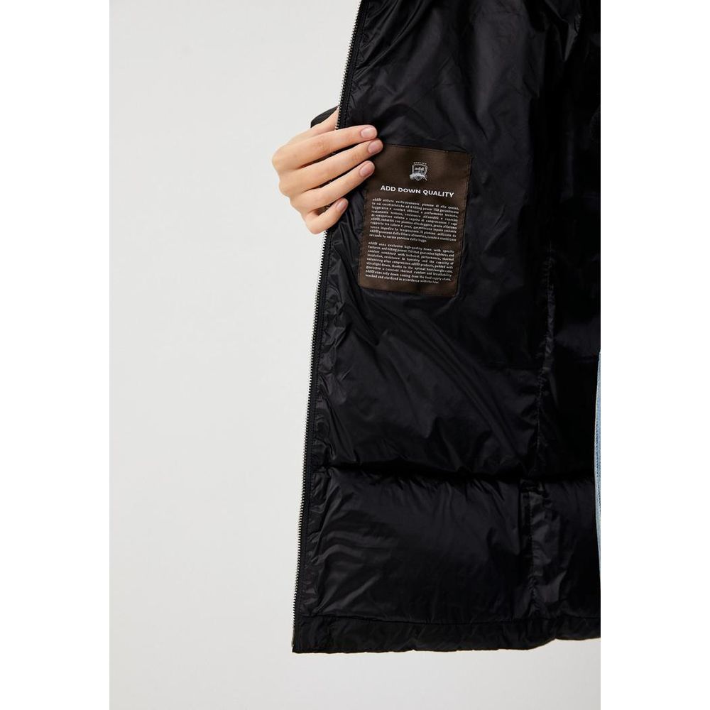 Front view with bag zipped and handles upright.