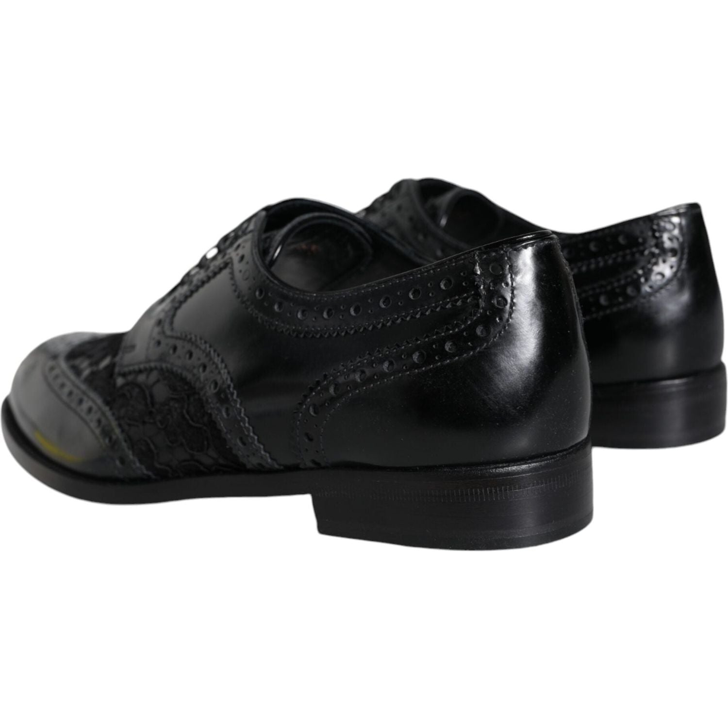 حذاء رسمي من دولتشي آند غابانا مصنوع من الجلد الأسود ومزين بزهور من الدانتيل