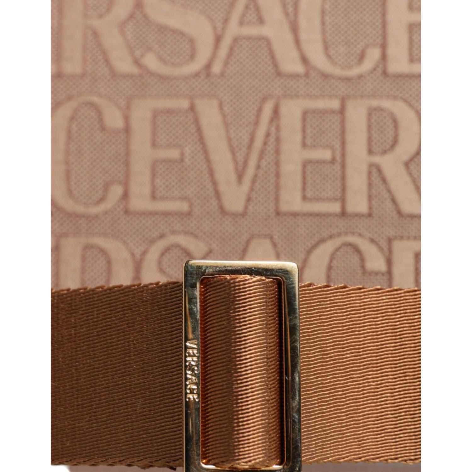 حقيبة كروس بودي من فيرساتشي باللون البني بمقبض علوي من الجلد المزخرف بشعار