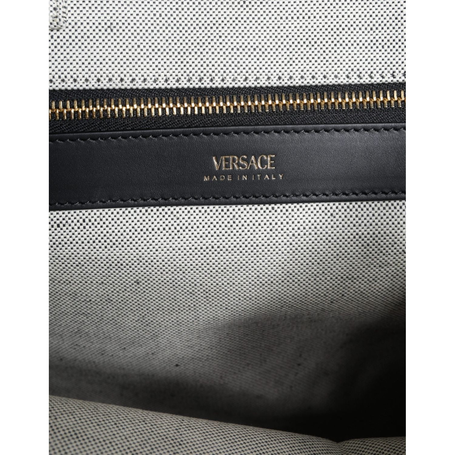 حقيبة كروس بودي من فيرساتشي بمقبض علوي من القماش والجلد باللون الأبيض