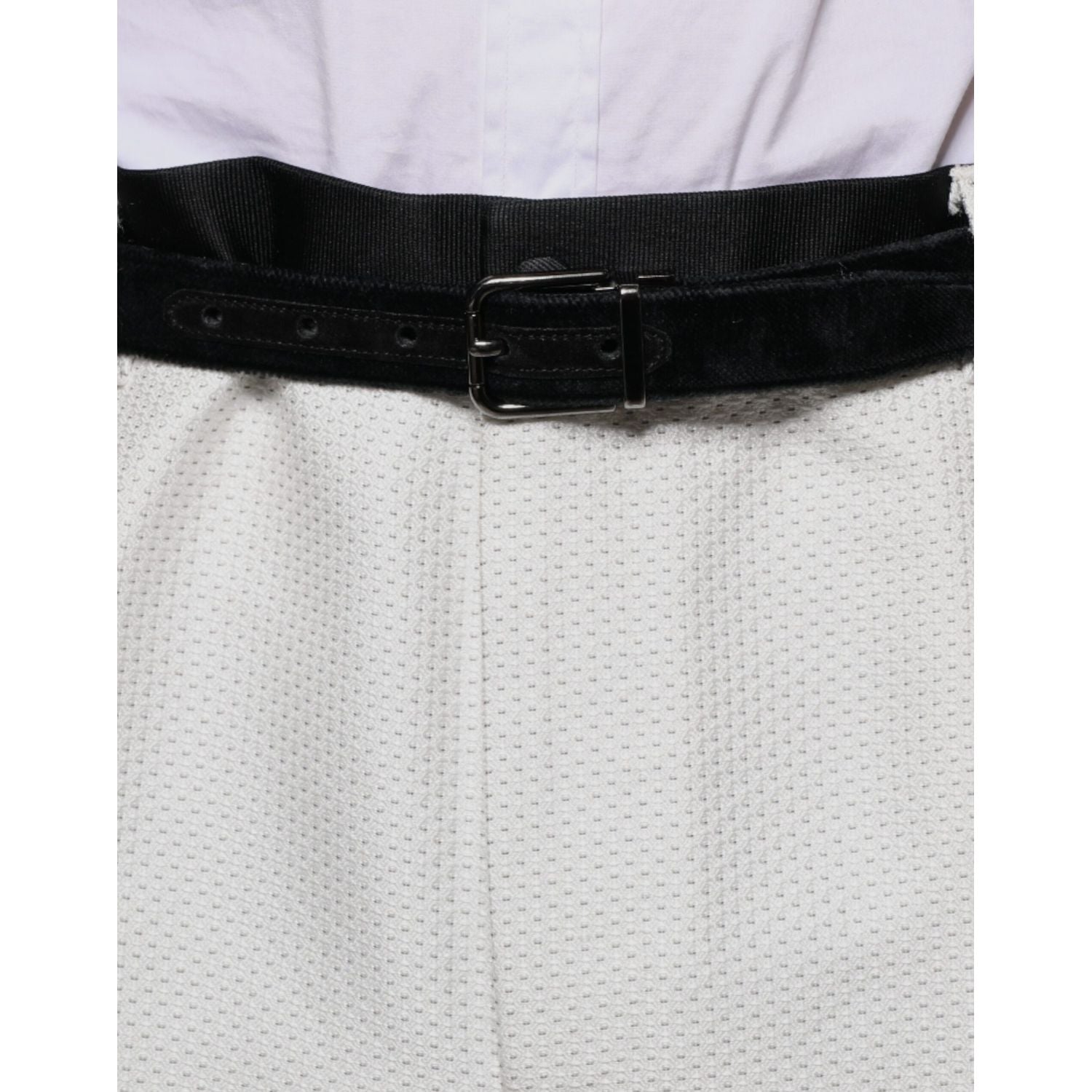 Front view with bag zipped and handles upright.