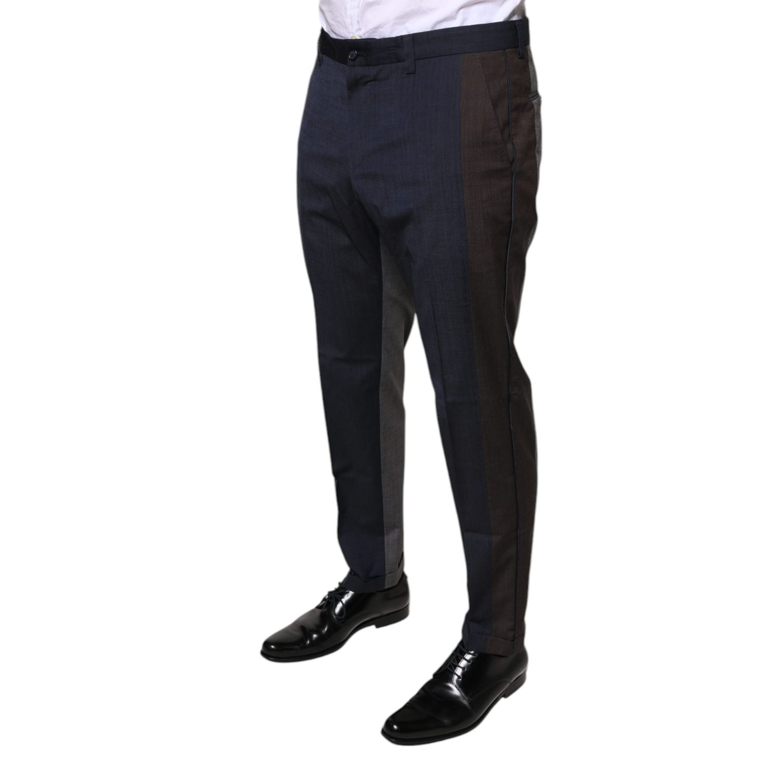 Front view with bag zipped and handles upright.