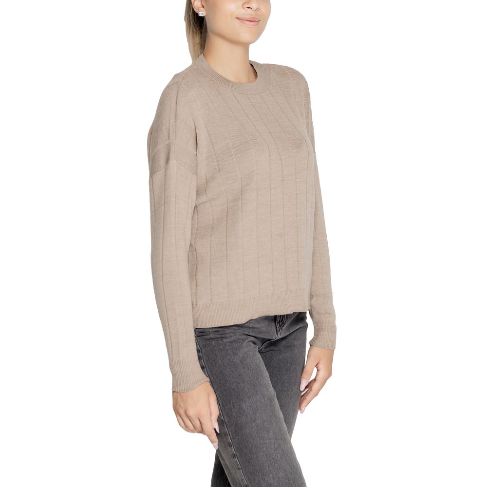 Woman wearing Only Beige Marabou Sweater from fall/winter knitwear collection made of 100% acrylic.