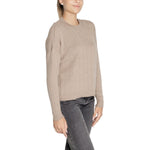 Woman wearing Only Beige Marabou Sweater from fall/winter knitwear collection made of 100% acrylic.