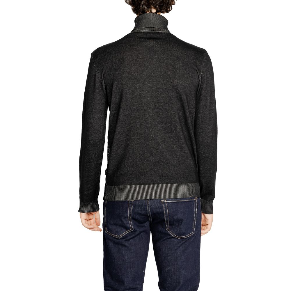 Front view with bag zipped and handles upright.