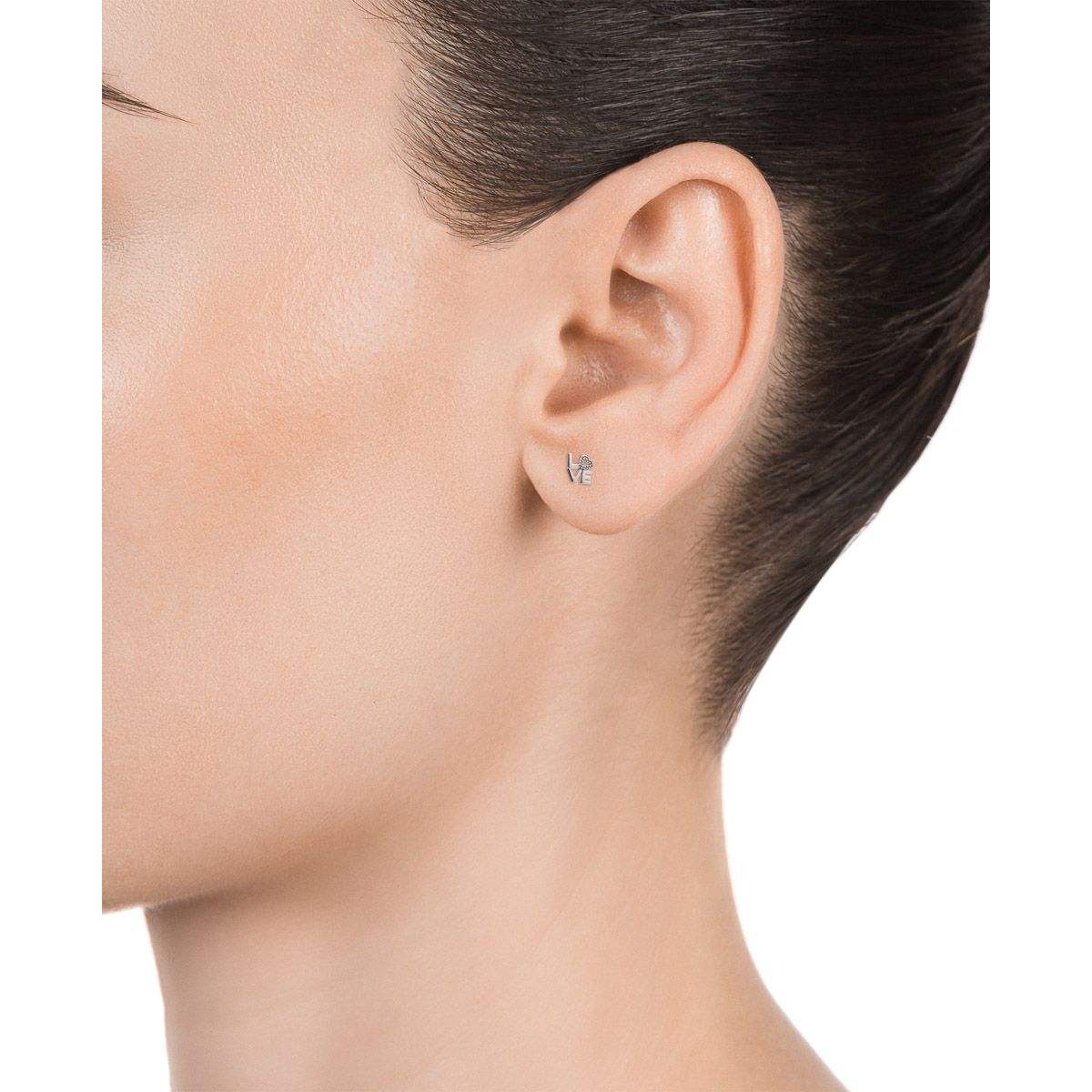 Close-up of woman wearing VICEROY JEWELS Mod. 5083K000-30 silver earrings