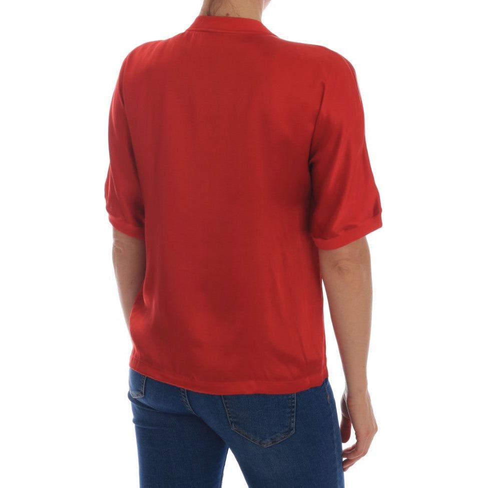 بلوزة دولتشي آند غابانا الأنيقة المصنوعة من الحرير الأحمر والمزينة بالكريستال