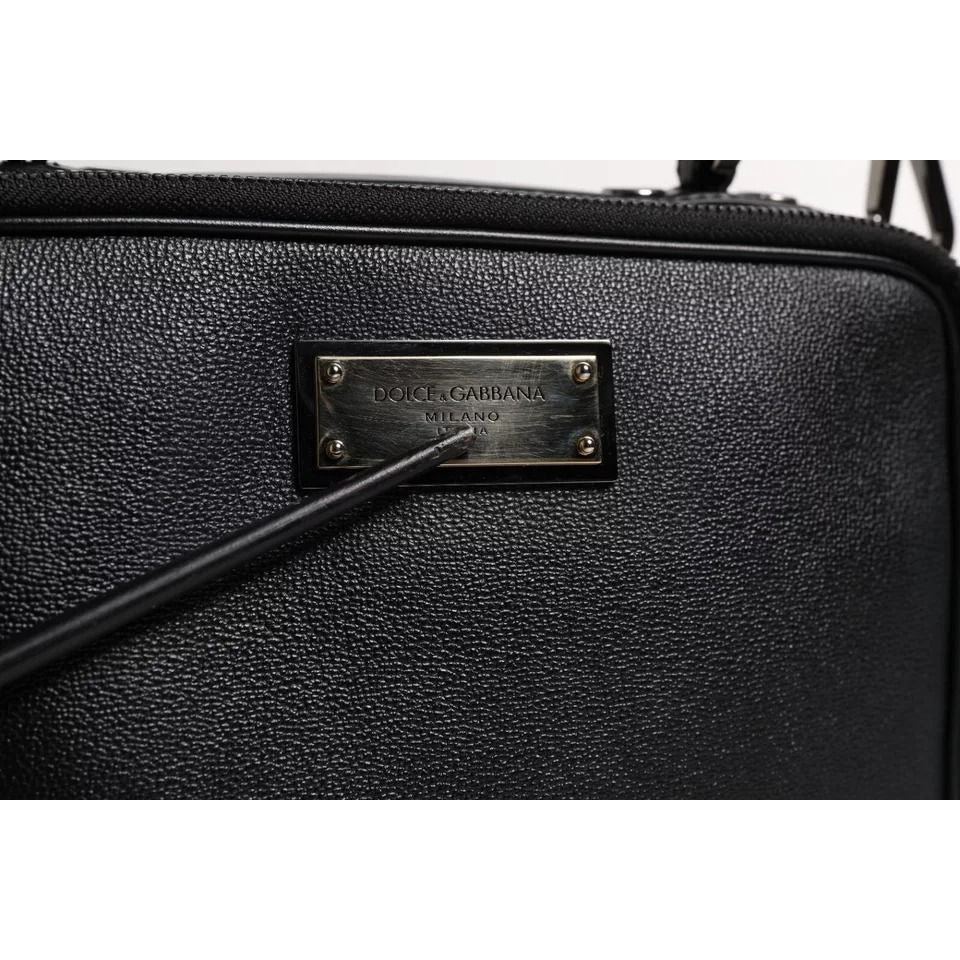 Front view with bag zipped and handles upright.