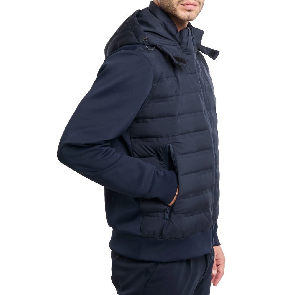 Front view with bag zipped and handles upright.