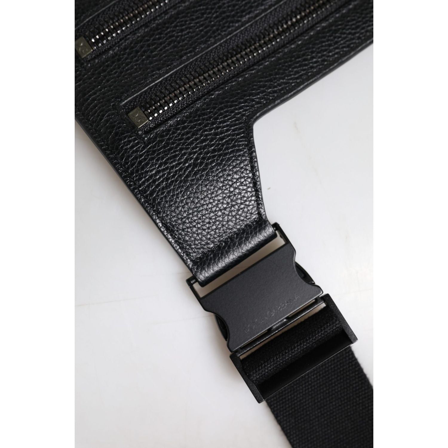 Front view with bag zipped and handles upright.