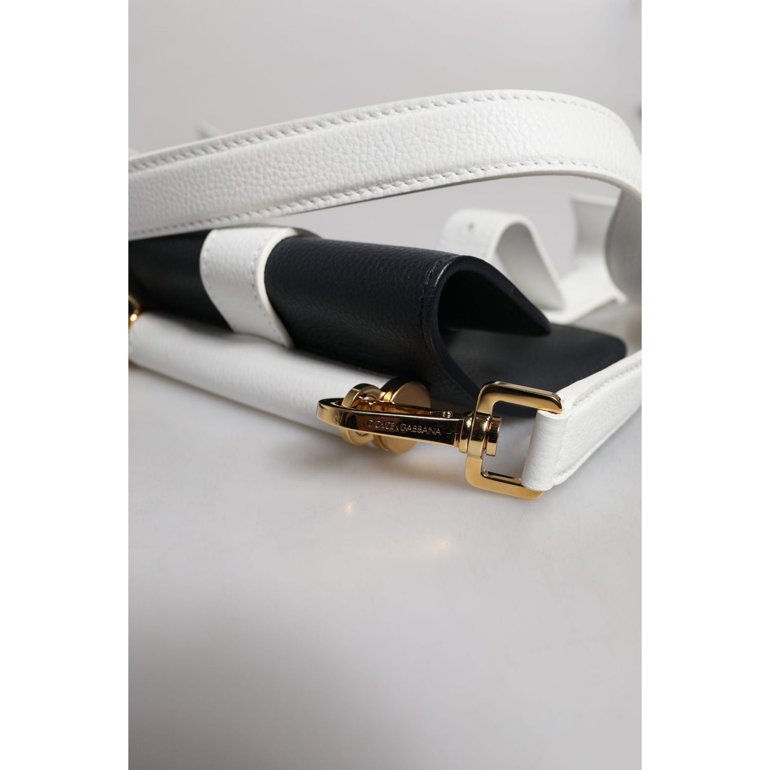 Front view with bag zipped and handles upright.