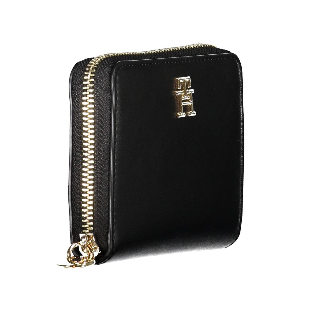 Front view with bag zipped and handles upright.